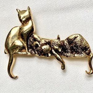 Gold Tone Resting Cats Brooch
